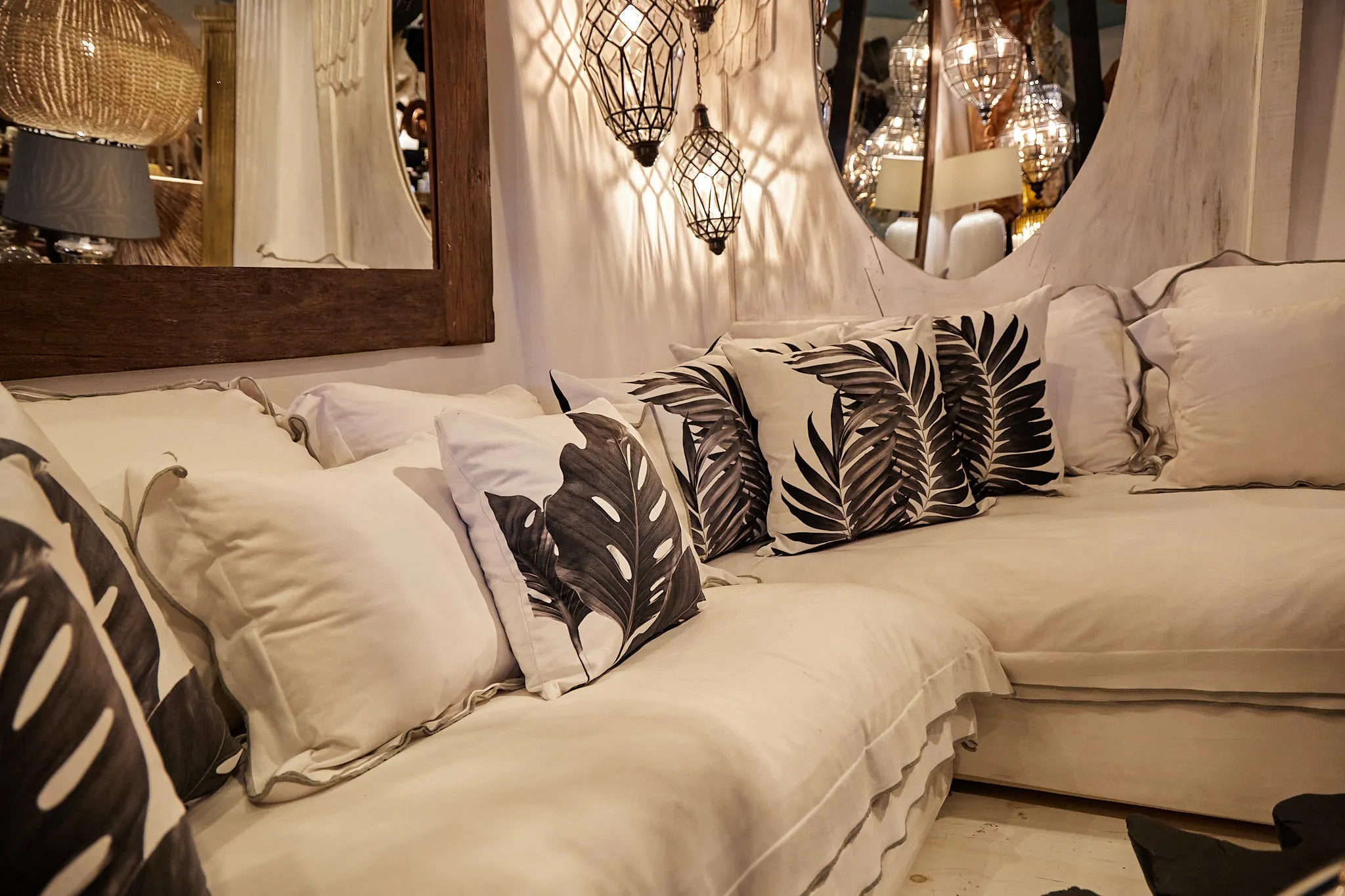 Chic Black & White Velvet Pillow – Luxurious Comfort & Style