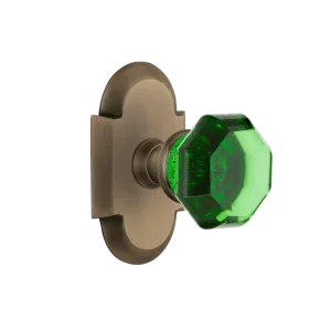 Cottage Short Plate with Emerald Waldorf Knob in Antique Brass