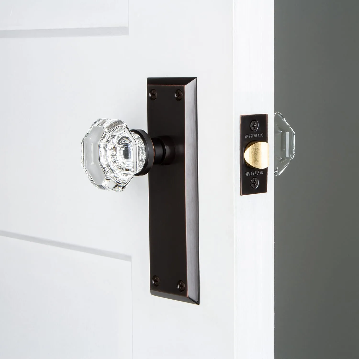 New York Long Plate with Waldorf Knob in Timeless Bronze