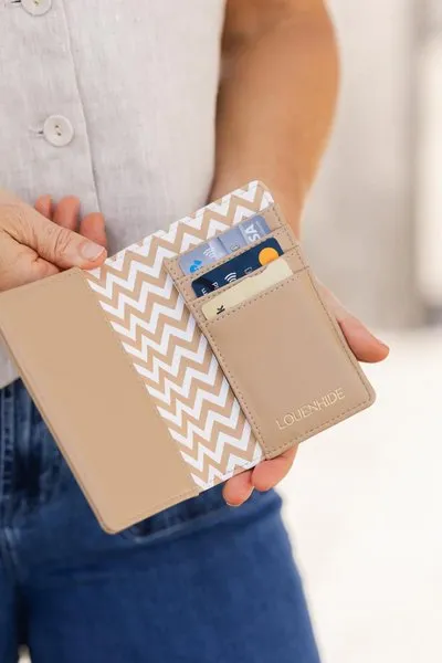 PEPPER PASSPORT HOLDER CAMEL