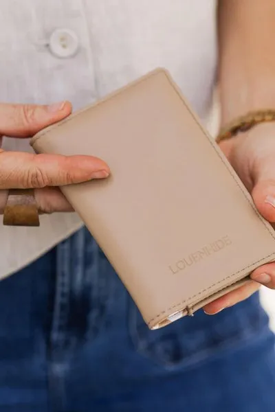 PEPPER PASSPORT HOLDER CAMEL