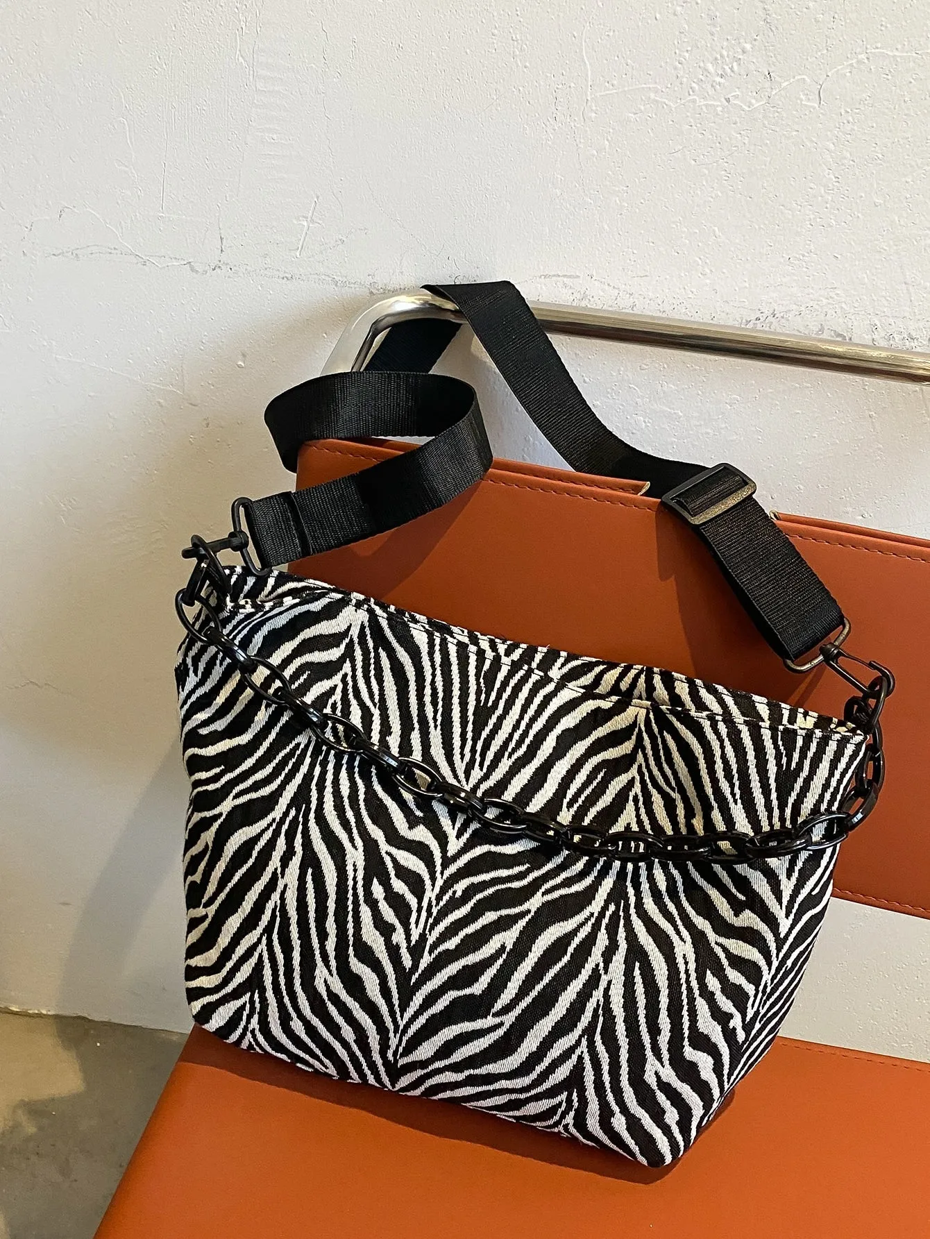 Zebra Striped Pattern Shoulder Bag